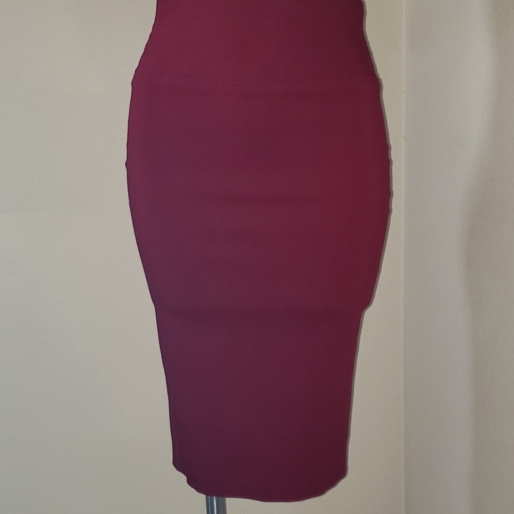 A sexy highwaisted pencil skirt - Picture 2 of 6
